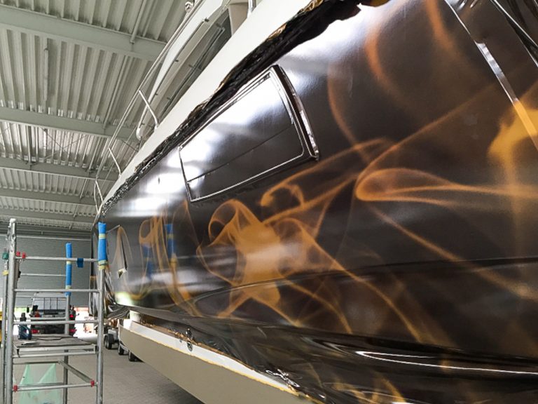 Bild: Boot Prestige 450 mit neuer Folierung