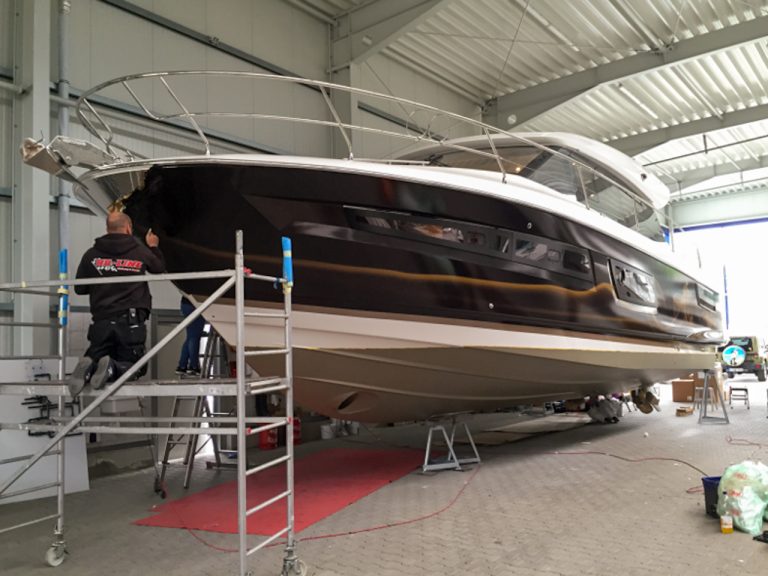 Bild: Boot Prestige 450 mit neuer Folierung